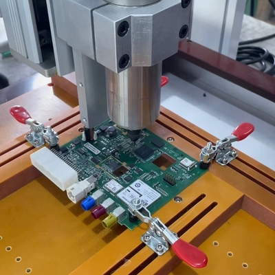 Machine de routeur de bureau PCB à haute précision à 3 axes pour la répétabilité du système d'entraînement de 0,02 mm