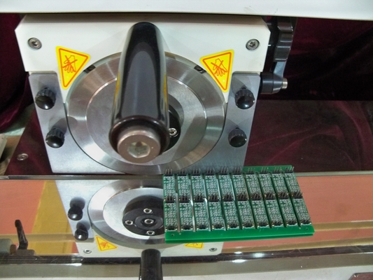 panneau de la carte PCB 110V faisant la machine, machine de séparateur de carte PCB d'épaisseur de 0.6mm, carte PCB Depaneling