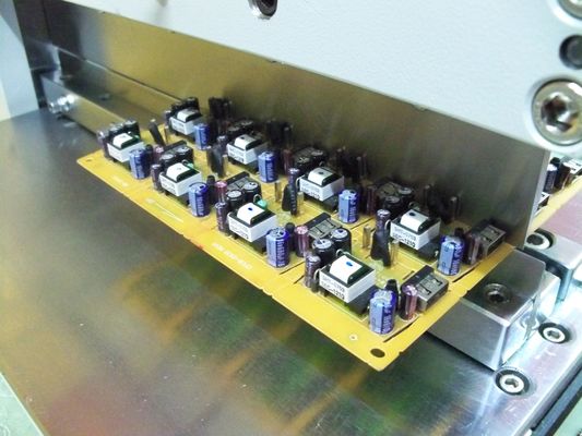 Séparateur en aluminium de carte PCB de V-coupe d'utilisation de conseil avec les lames en acier à grande vitesse du Japon