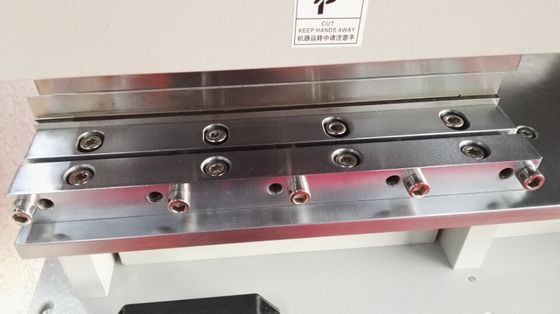 la carte PCB V du panneau FR4 de 2.0mm a coupé la machine avec deux lames linéaires pointues