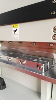 la carte PCB V du panneau FR4 de 2.0mm a coupé la machine avec deux lames linéaires pointues