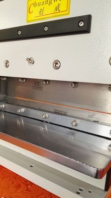 Carte PCB pneumatique Depanelizer avec le cadre solide de fer et 2 lames linéaires pointues
